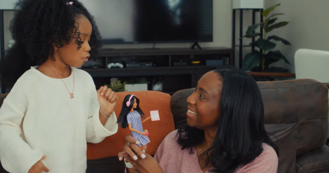 Cum arată păpușa Barbie cu tulburare de spectru autist. Cu ce este dotată jucăria