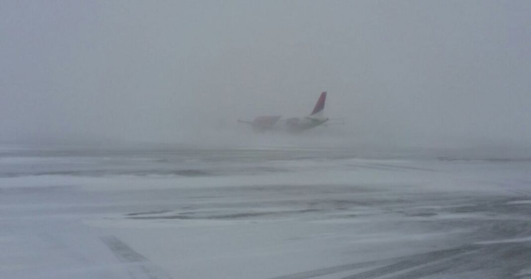 Cum influențează fenomenele meteo severe zborurile din România și ce măsuri iau piloții