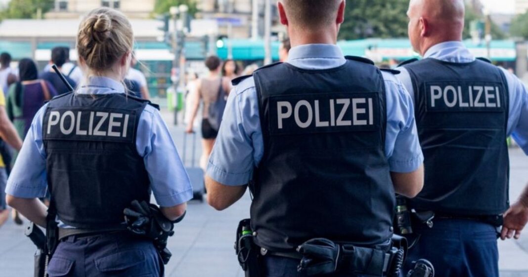 Două găleți dintr-un autocar românesc, motiv de îngrijorare printre polițiști: „Amestecul este atât de dens, încât nu putem vedea dacă este ceva ascuns înăuntru”