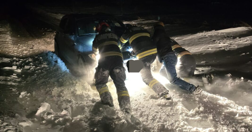 Intervenții în lanț din cauza vremii. Jandarmii au mers 30 de km pentru a ajuta măicuțele blocate la Schitul Bujoara