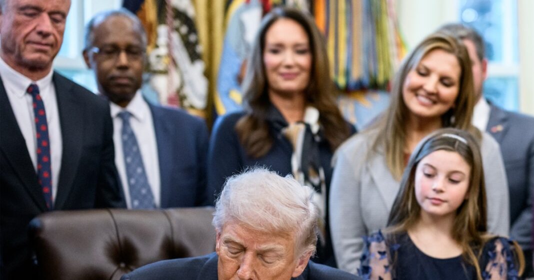 Lumea imprevizibilă a lui Donald Trump: de la laptele din școli la amenințări cu bombardarea Iranului