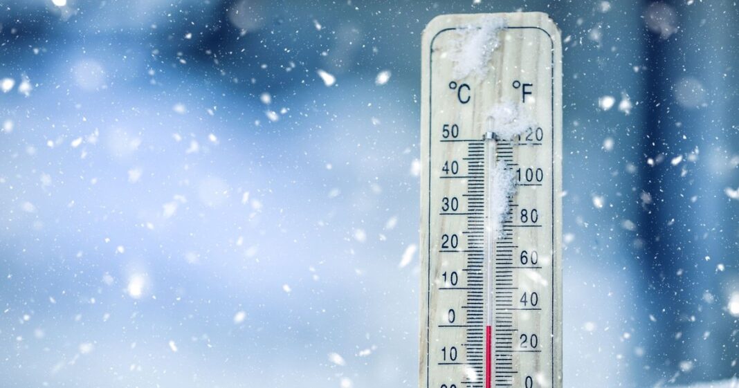 Meteorologii anunță că gerul nu cedează: vreme extrem de rece, vizibilitate redusă și condiții periculoase în trafic