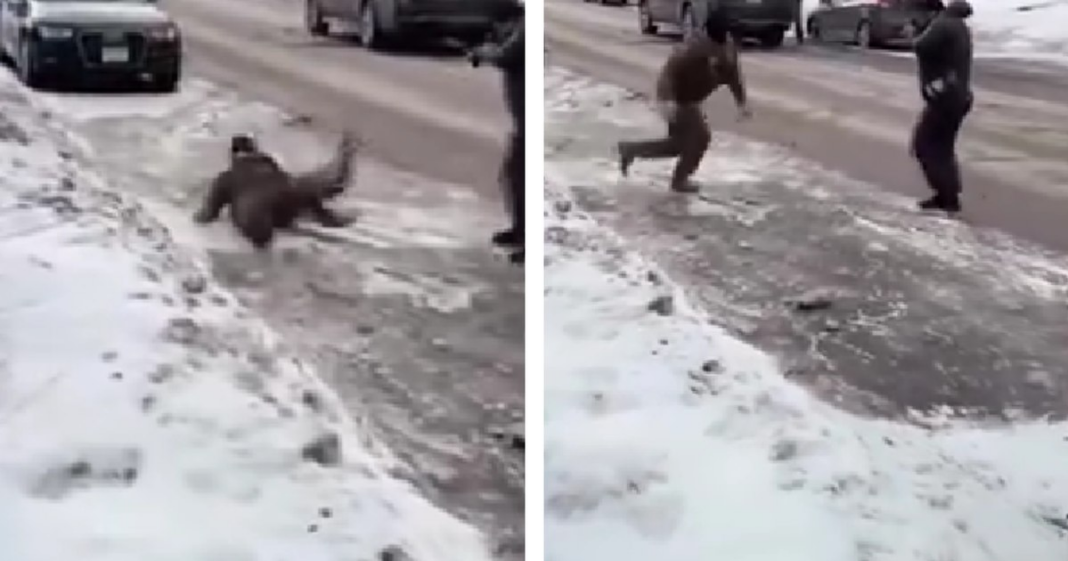 Momentul viral în care un agent ICE alunecă pe gheață, încercând să prindă un protestatar care îl fotografia