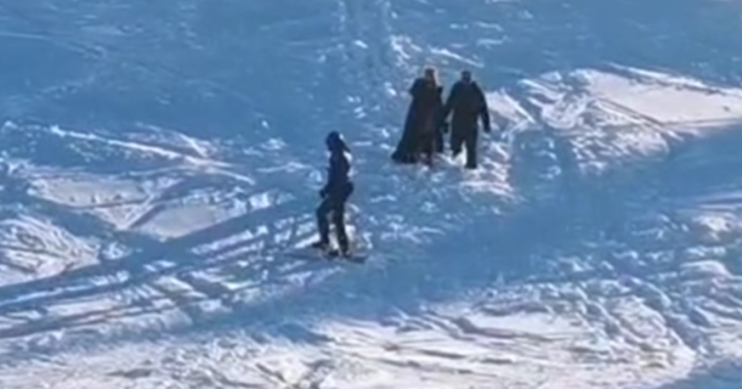 O femeie în fustă a fost coborâtă de pe pârtie de un jandarm: „Pârtia de schi nu este podium de modă”