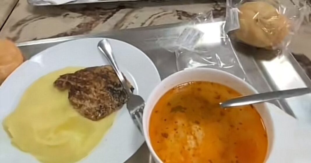 Orașul din România care desființează cantina socială din cauza austerității. Primăria introduce tichete sociale