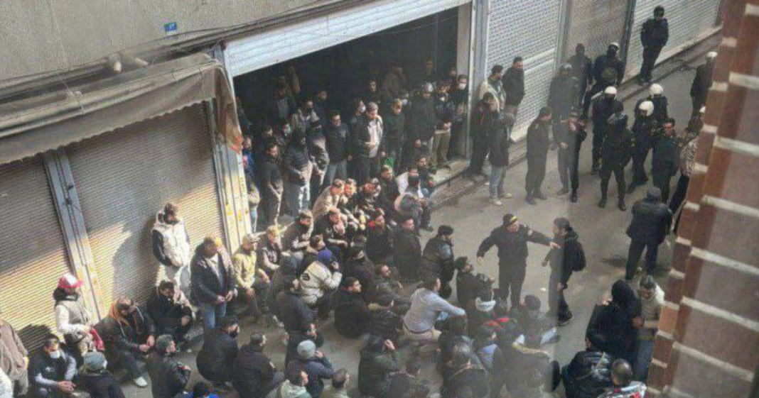 Protestele continuă în bazarul din Teheran. Poliția iraniană a folosit gaze lacrimogene pentru a dispersa manifestanții