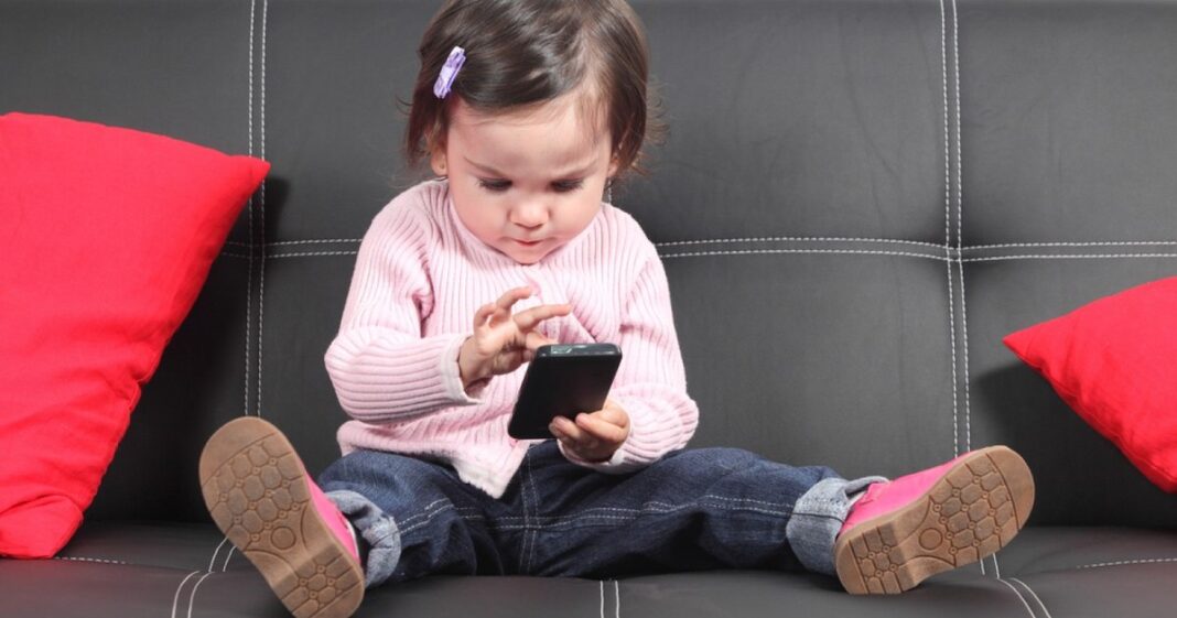 Regula de aur a unui psihiatru celebru: în ce condiții își lasă copiii pe internet. Ce crede despre interdicția propusă de Raed Arafat