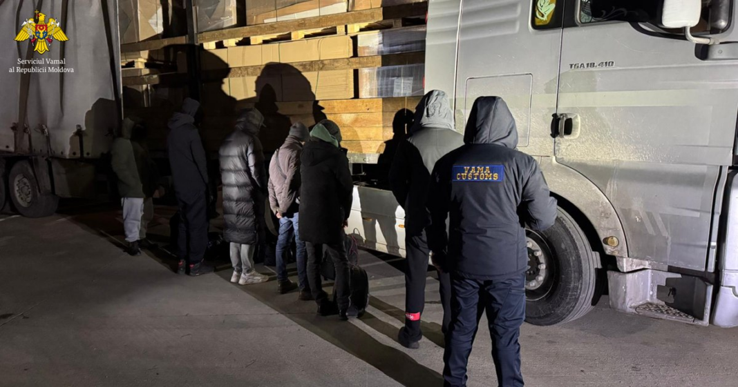 Ucraineni, prinși într-un camion în timp ce încercau să fugă în Rep. Moldova. Cât au plătit pentru trecerea ilegală a frontierei