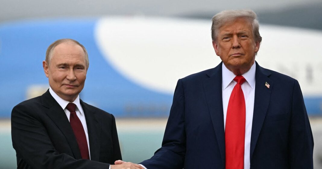 Un tablou cu Trump și Putin, fotografiați la întâlnirea din Alaska, expus în vestibulul Casei Albe