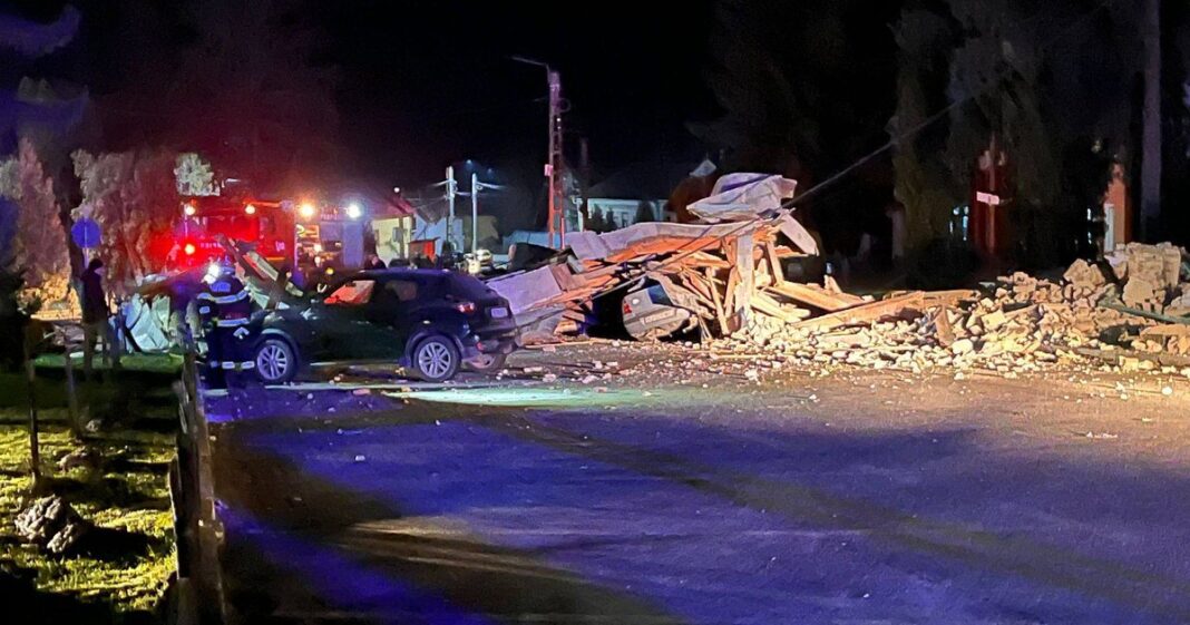 Biserică prăbușită pe carosabil în Sălaj: salvatorii caută eventuale victime sub dărâmături. Mai multe mașini au fost avariate