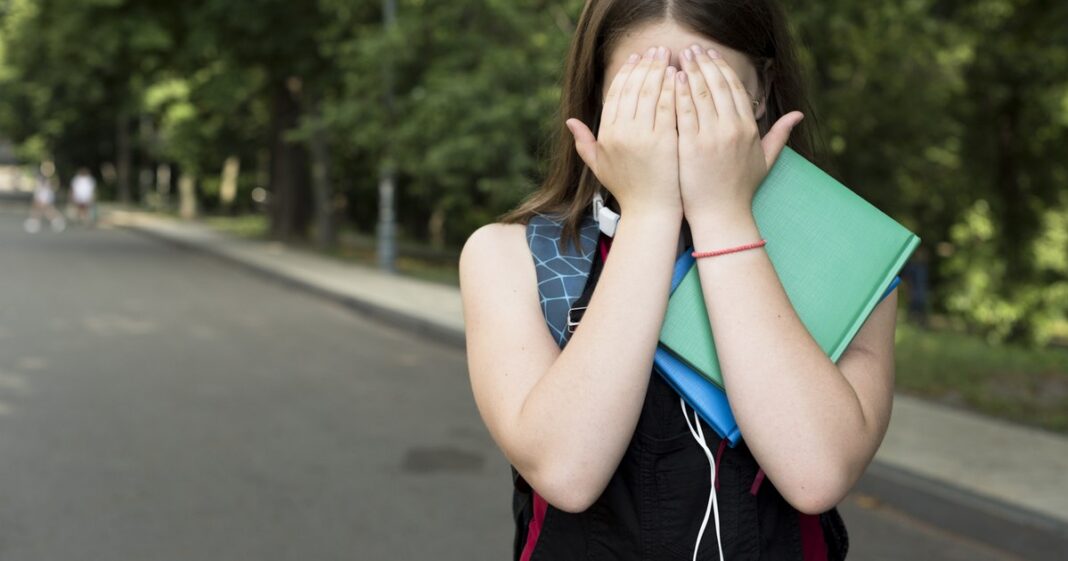 Cadru didactic din Argeș, reținut după ce ar fi sărutat o elevă de 13 ani pe holul școlii