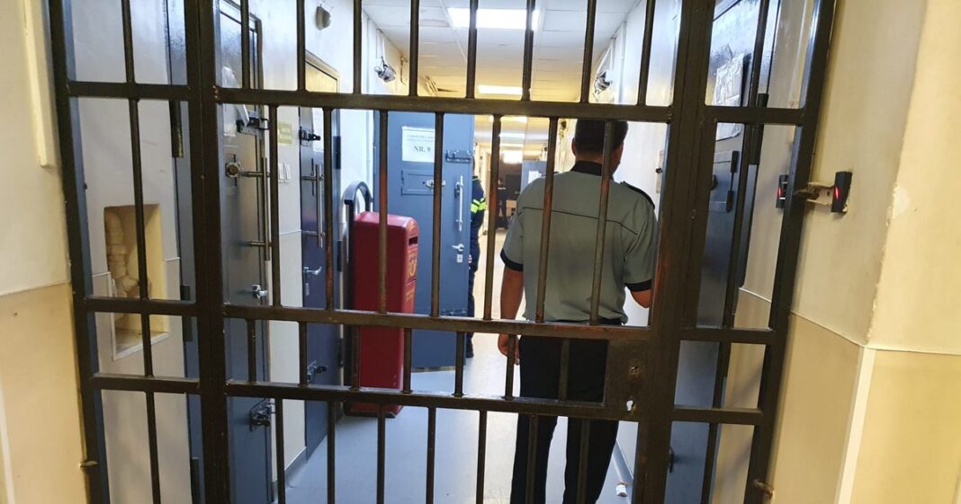 Irlandez arestat în Bucureşti după ce a înjunghiat un conaţional care a cerut ajutor într-o farmacie. Mesajul Poliţiei pentru turiştii străini