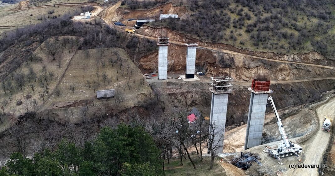 Kilometrul zero al Autostrăzii Sibiu – Pitești. Tunelul Boița prinde contur printre viaductele aflate în construcție
