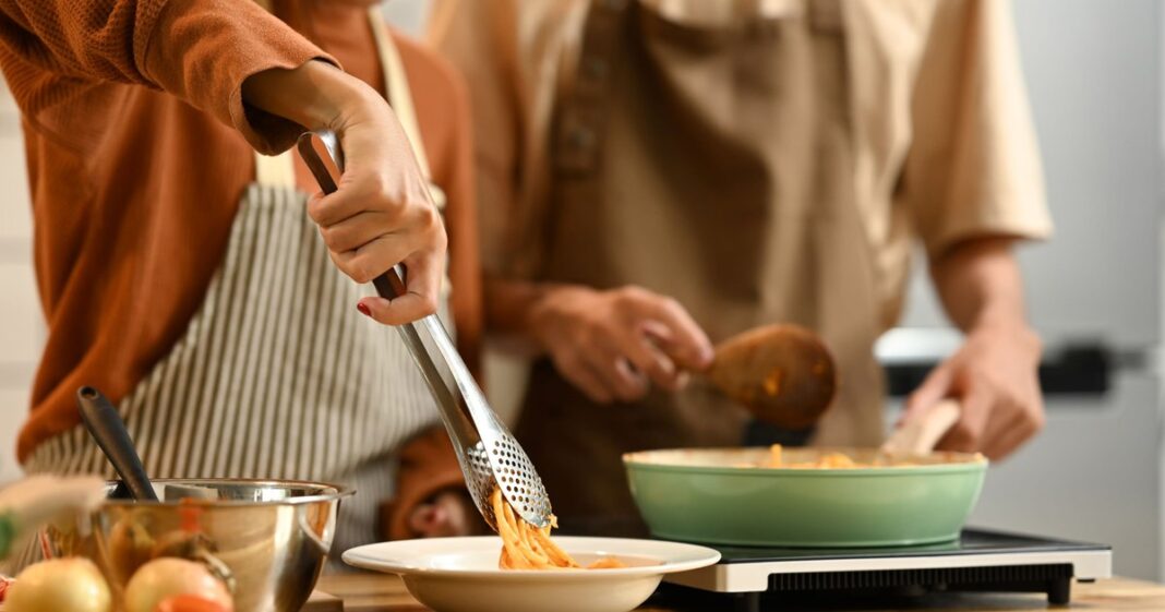 Metoda populară de gătit care crește riscul de cancer. Oncologii spun că trebuie limitată urgent