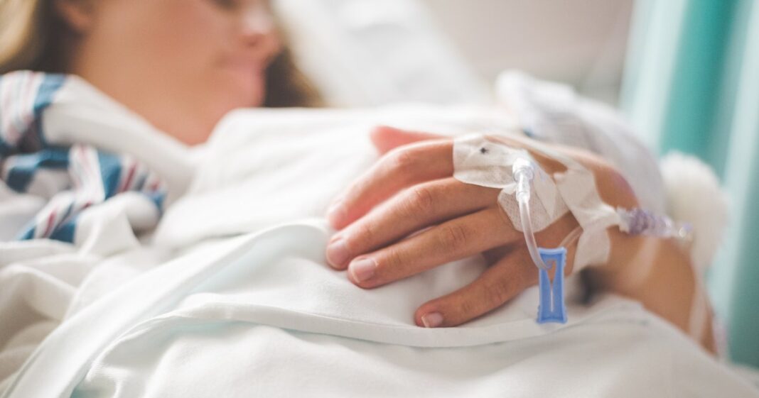 O tânără din SUA câștigă un proces istoric de malpraxis după o dubla mastectomie efectuată la 16 ani