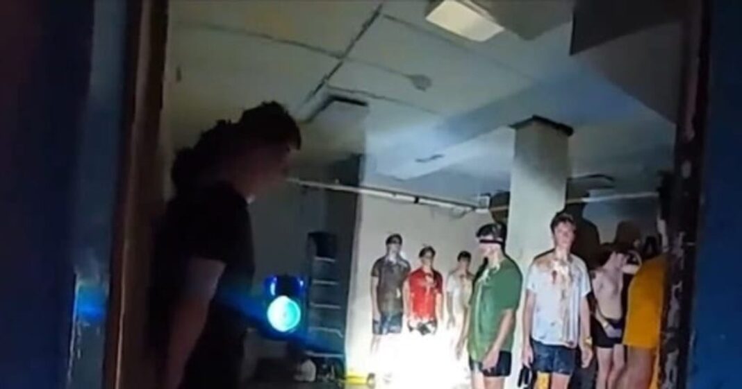 Peste 50 de studenți îmbrăcați sumar, găsiți într-un subsol insalubru în timpul unui presupus ritual de inițiere