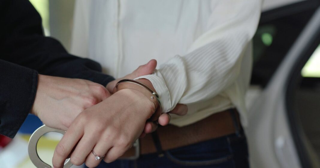 Poliţişti italieni, bătuţi şi muşcaţi de o româncă prinsă în timp ce fura un televizor, în Sardinia