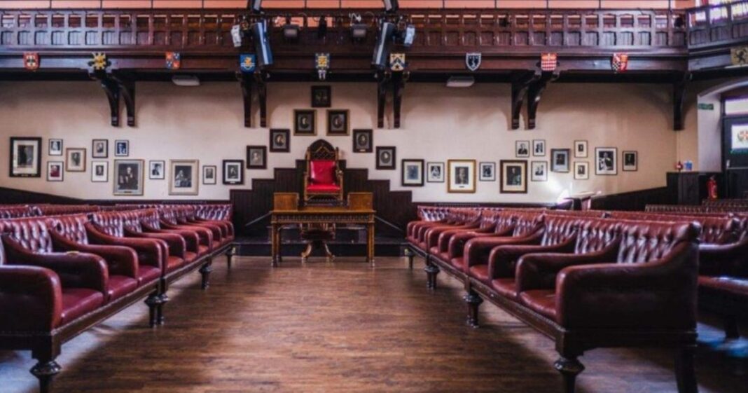 Premieră: România devine arena dezbaterilor „Cambridge Union Schools”