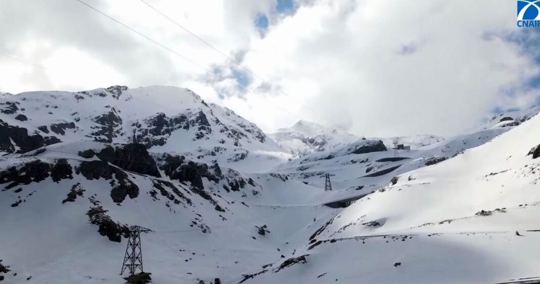 Transfăgărășanul, șantierul extrem al României. „Oamenii au demontat buldozerul și l-au urcat pe brațe. Avalanșele ne-au luat pe sus”