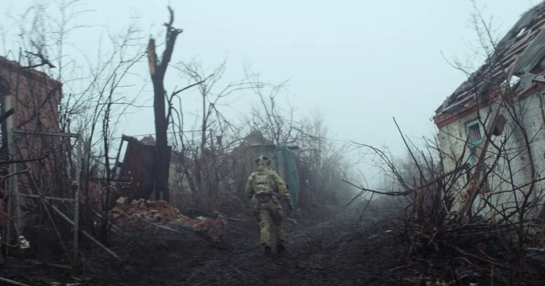 U2 și Ed Sheeran lansează un videoclip dedicat Ucrainei, la patru ani de război: imagini reale de pe front